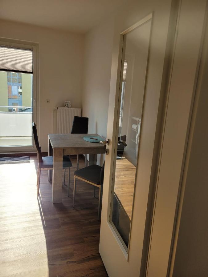 Schoene Einfache Ferienwohnung Zwischen Stadt Und Meer ヴィルヘルムスハーフェン エクステリア 写真