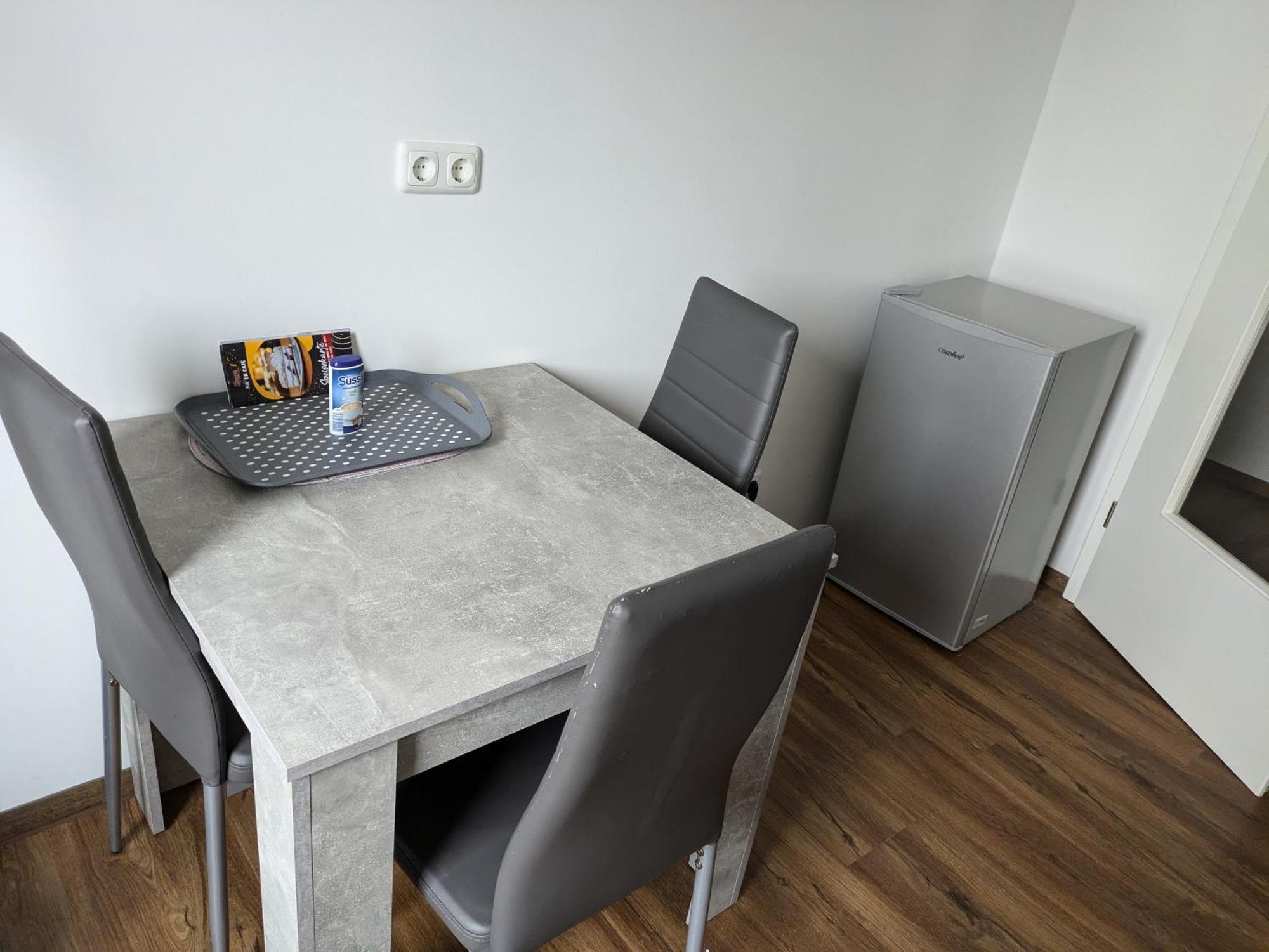Schoene Einfache Ferienwohnung Zwischen Stadt Und Meer ヴィルヘルムスハーフェン エクステリア 写真